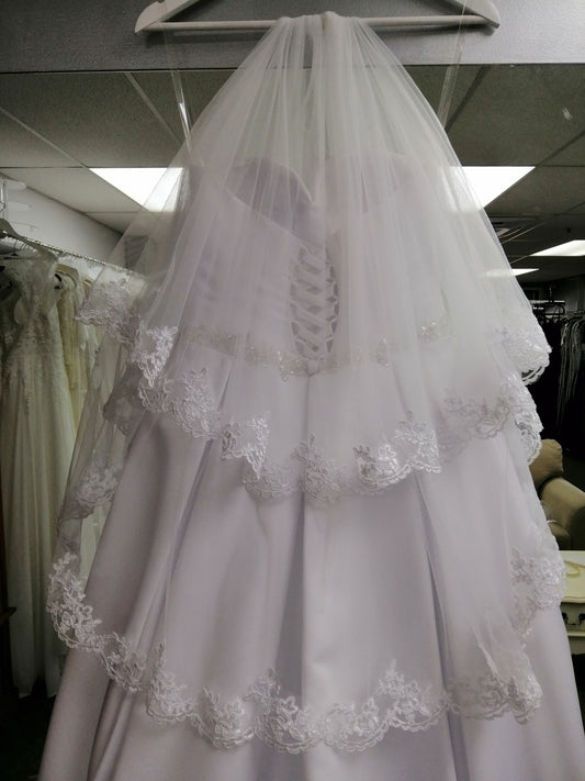 BBV7 2 layer fingertip veil with pretty lace edge