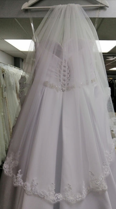 BBV8 1 layer fingertip veil with textured lace edge.