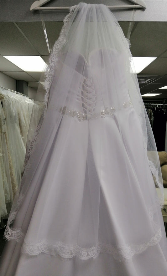 BBV9 1 layer fingertip veil with soft feminine lace edge