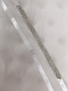 BBB6 Belt made of white satin ribbon with 43cm diamante detail